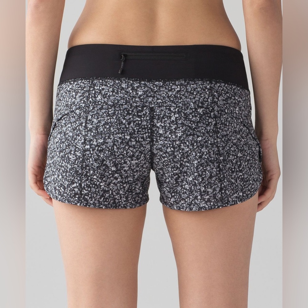Lululemon Speed Short (4-way Stretch 2 1/2" )
Daisy Dust Alpine White Black